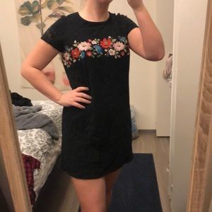 BLACK SHIFT DRESS WITH FLORAL EMBROIDERY